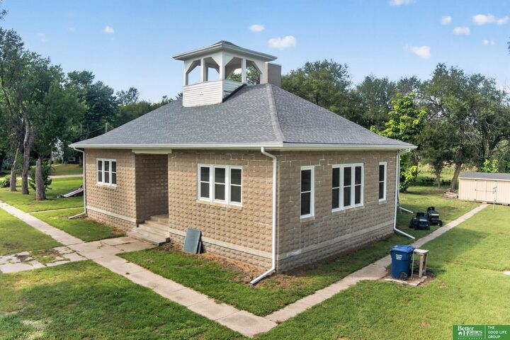 Property Photo: 984 Wilson Avenue NE 68003