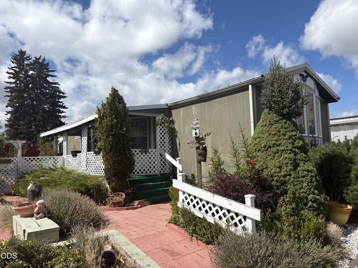 Property Photo:  1622 Madison Street Apt 3  OR 97603 