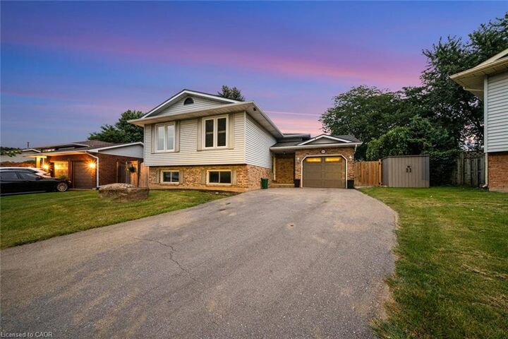 Property Photo:  3929 Vineyard Crescent  ON L0R 2C0 