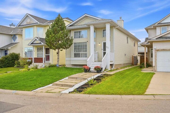 Property Photo:  22 Anaheim Bay NE  AB T1Y 7E2 