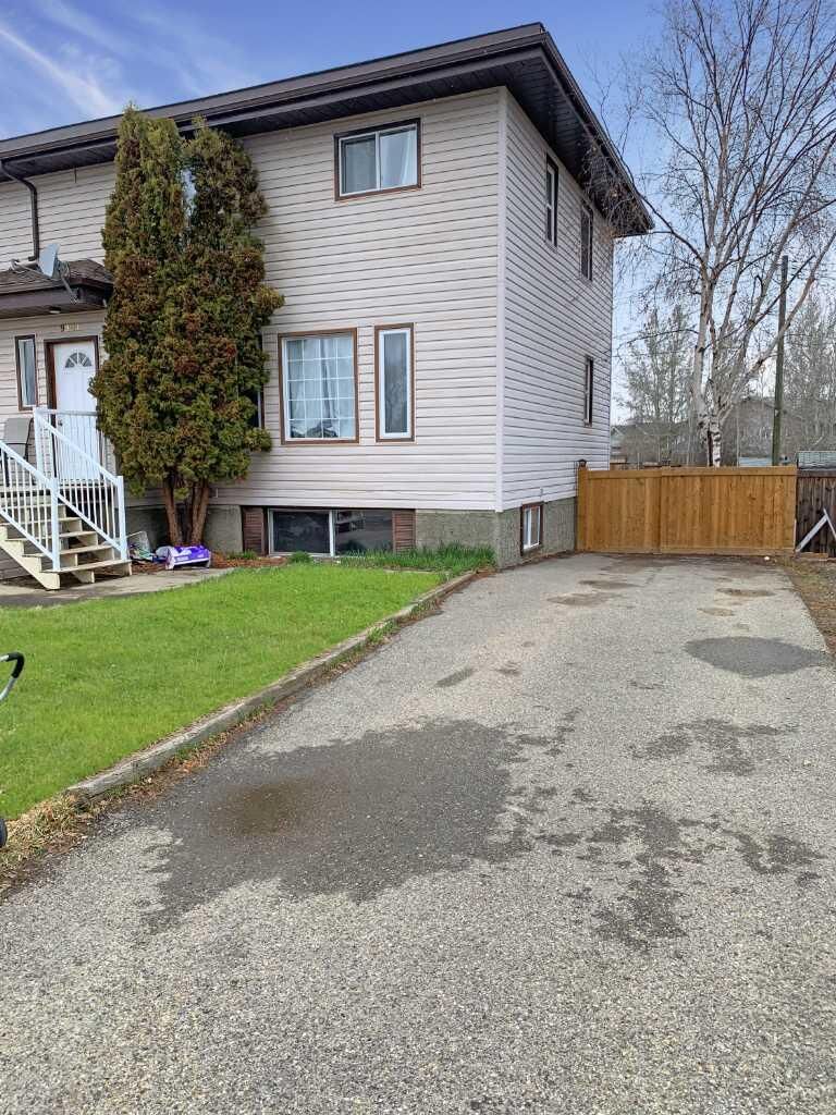 Property Photo:  9835 100A Avenue B  AB T0H 3C0 