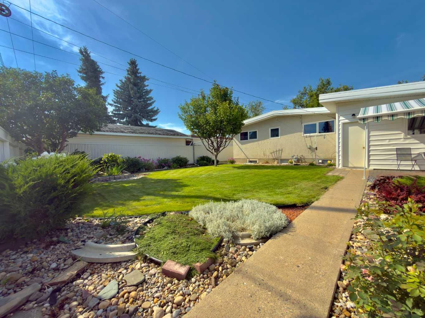 Property Photo:  2610 20 Avenue S  AB T1K 1G7 