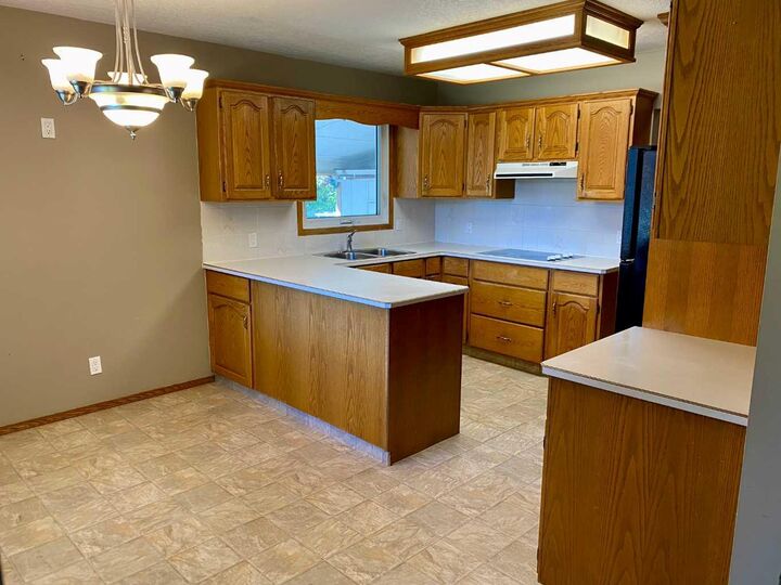 Property Photo:  1908 18 Street N  AB T1H 4H2 