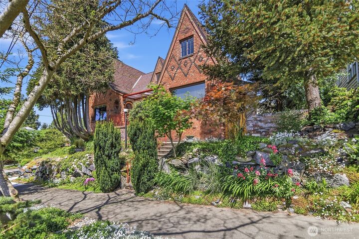 Property Photo: 3002 NE 57th Street WA 98105