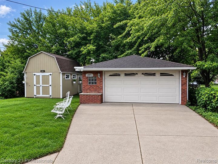 Property Photo: 33071 Barton Street MI 48135