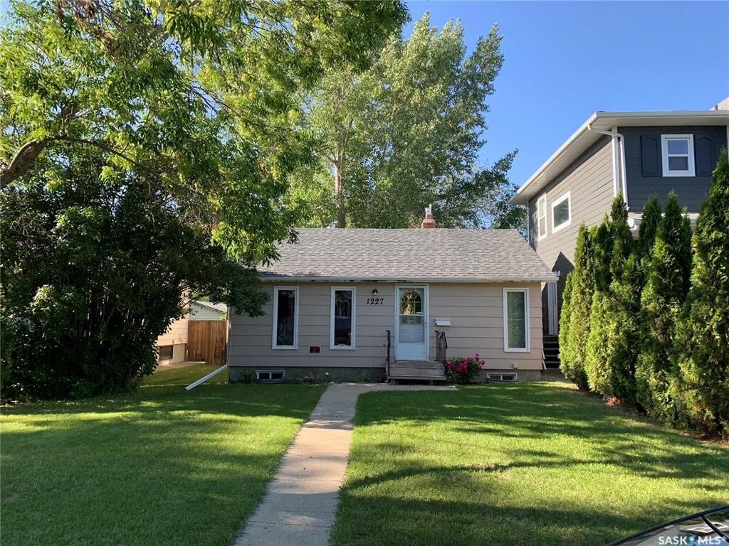 Property Photo:  1227 13th Street E  SK S7H 0C3 