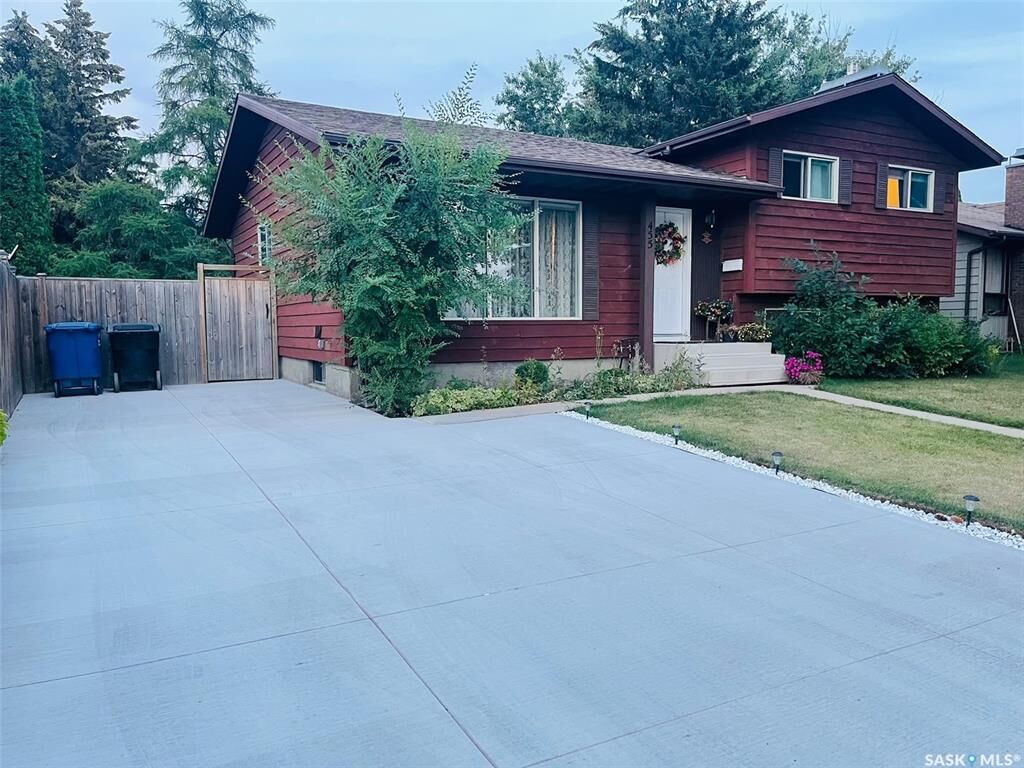 Property Photo:  455 Kingsmere Boulevard  SK S7J 3T9 