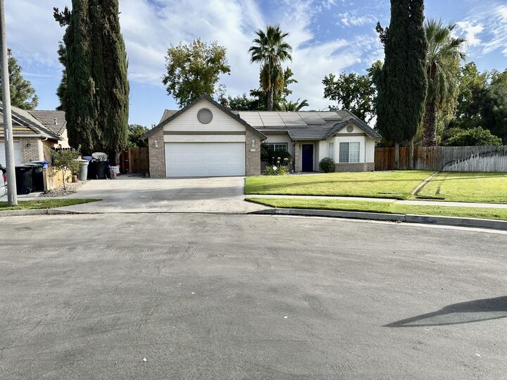 Property Photo: 785 Heath Court CA 93245