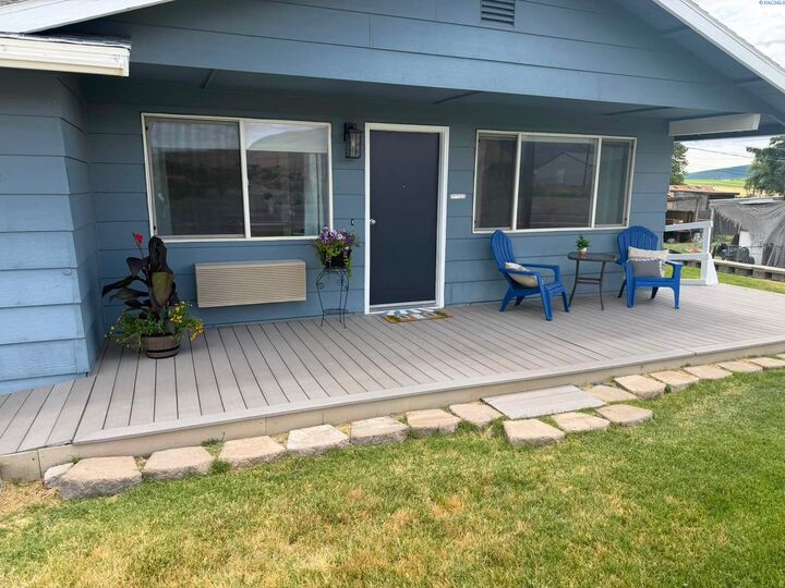 Property Photo:  1114 Horne Dr  WA 99320 