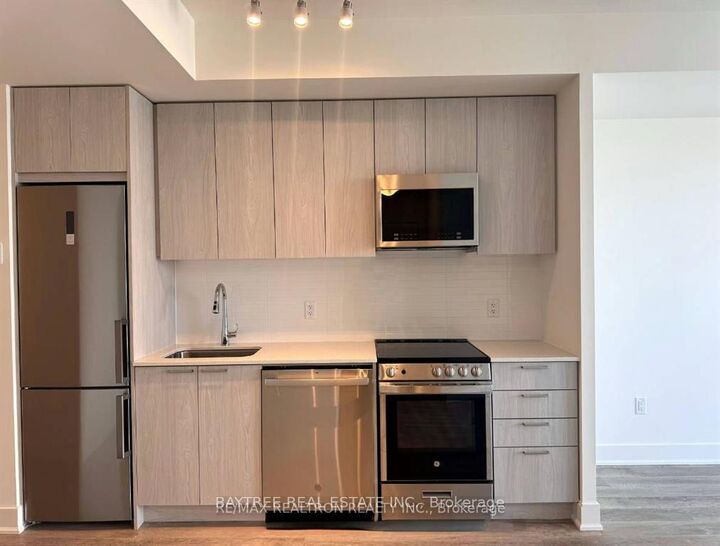 Property Photo:  185 Deerfield Road 1205  ON L3Y 0G7 