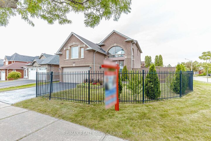 Property Photo: 5772 Whitehorn Avenue ON L5V 1W1