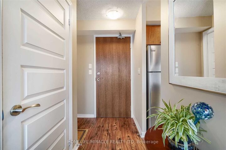 Property Photo:  215 Queen Street E 2201  ON L6W 0A9 