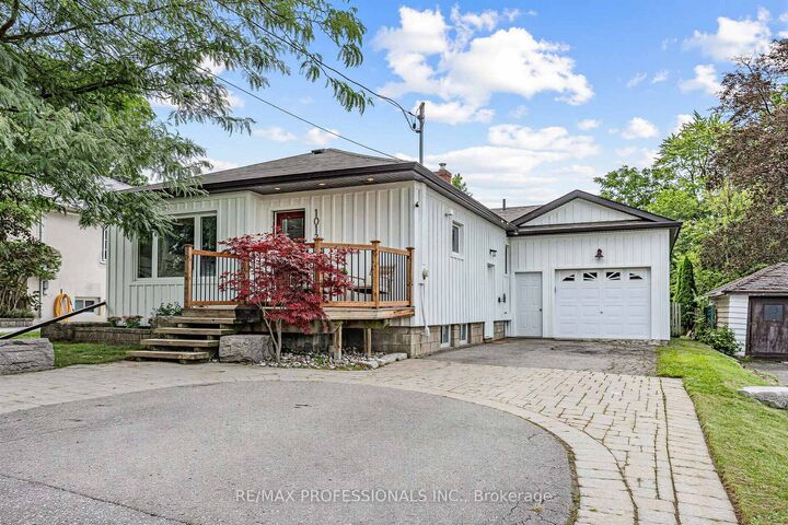 Property Photo:  1013 Centre Street S  ON L1N 4X5 
