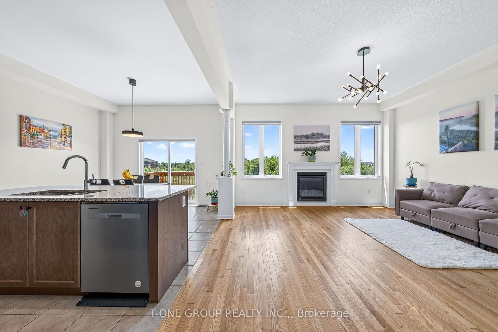 Property Photo:  162 Hartney Dr Drive W  ON L4S 0L1 