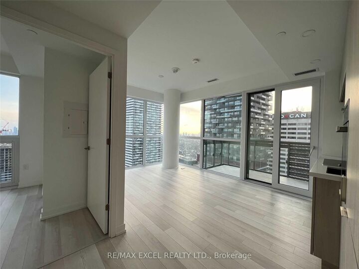 Property Photo:  39 Roehampton Avenue 3205  ON M4P 0G1 