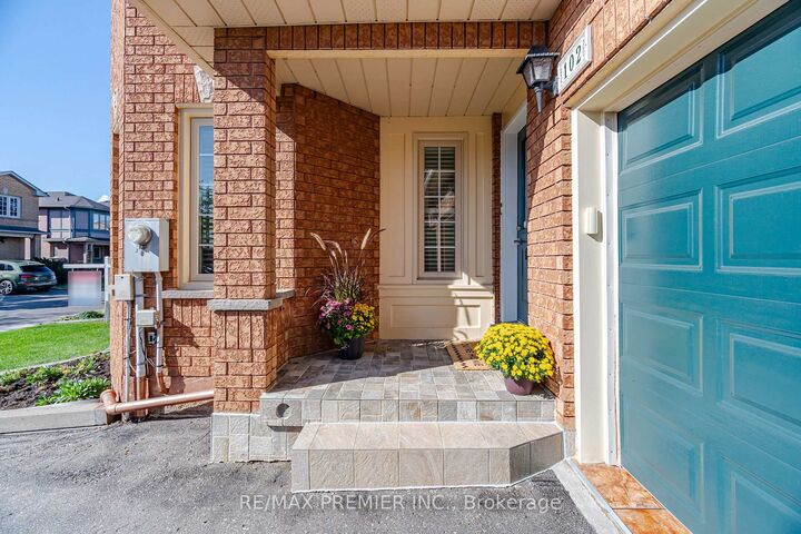 Property Photo:  102 Pinedale Gate 66  ON L4L 8X3 