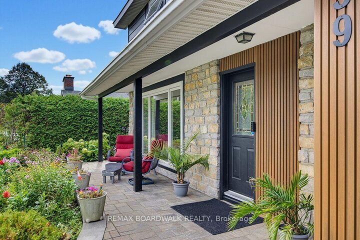 Property Photo:  39 Welkin Crescent  ON K2E 5M4 