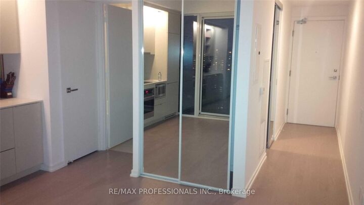 Property Photo:  101 Peter Street 2002  ON M5V 2G9 