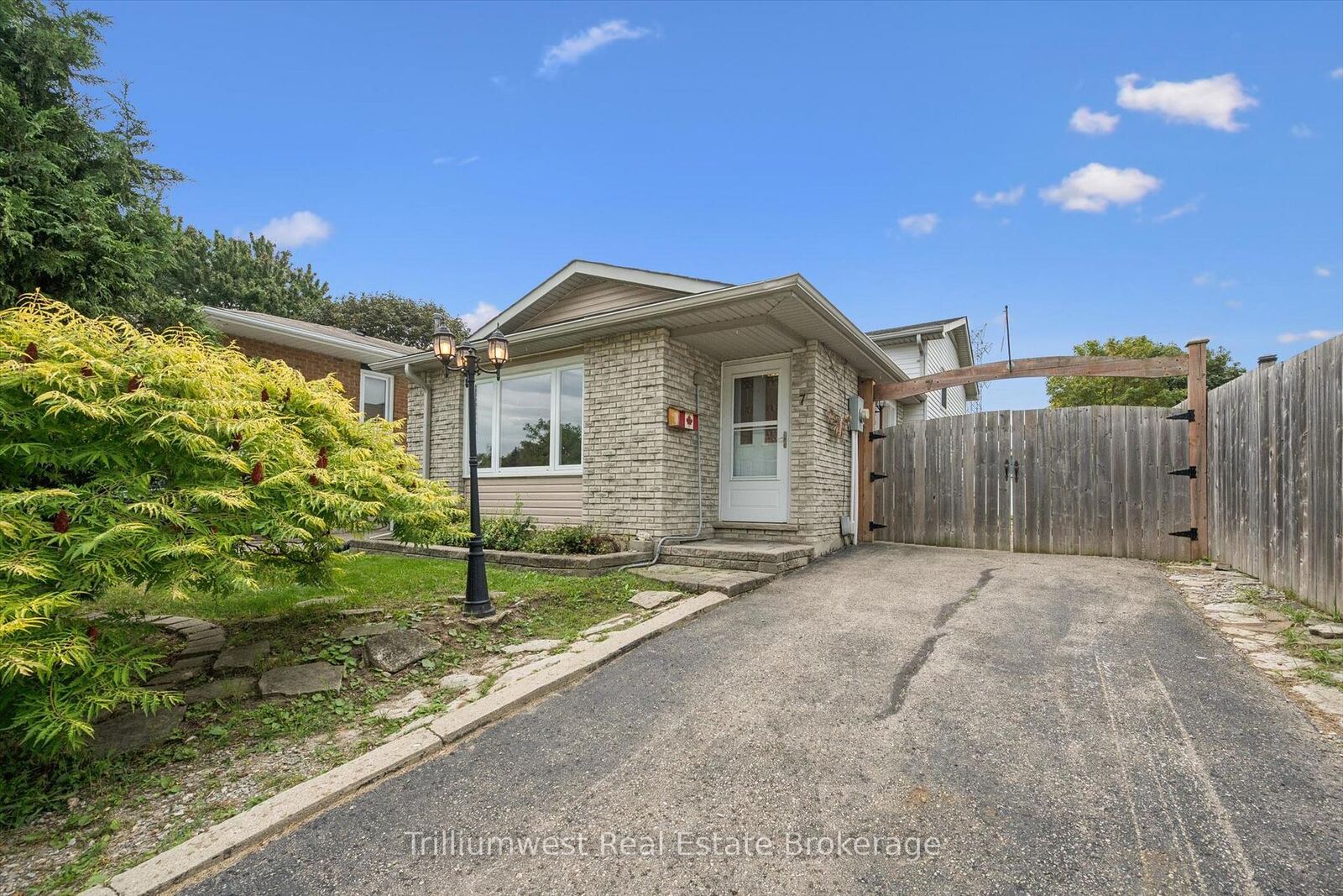 Property Photo:  7 Homestead Place  ON N2N 1Z1 