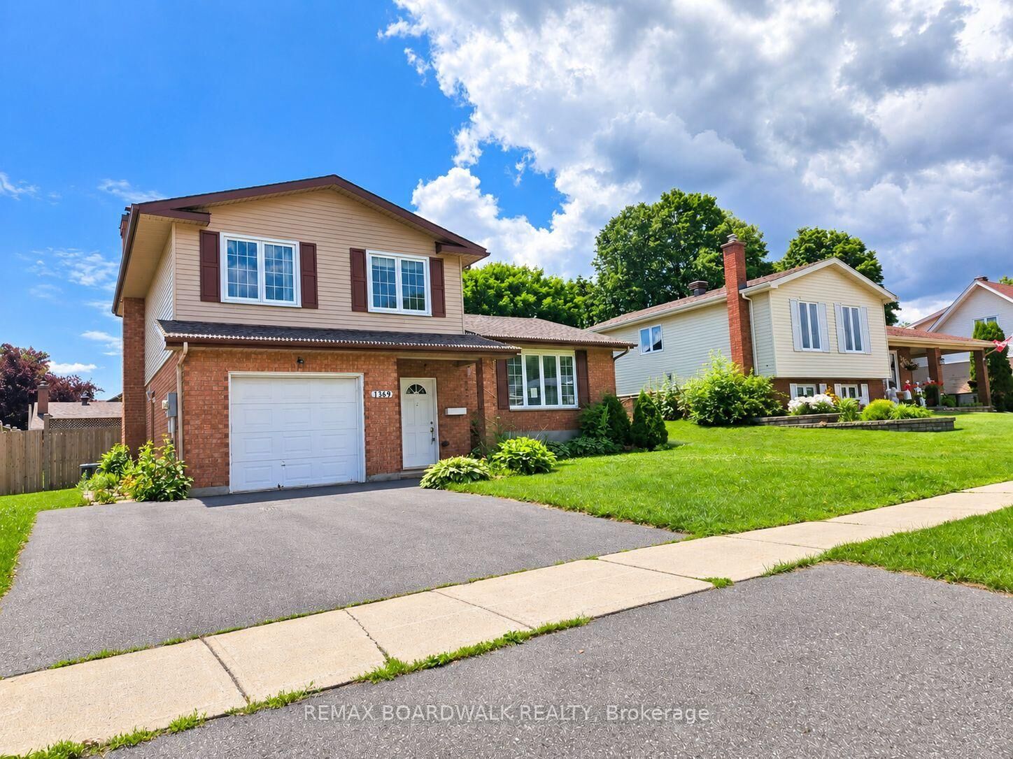 Property Photo:  1369 Lochiel Street  ON K6H 6N5 