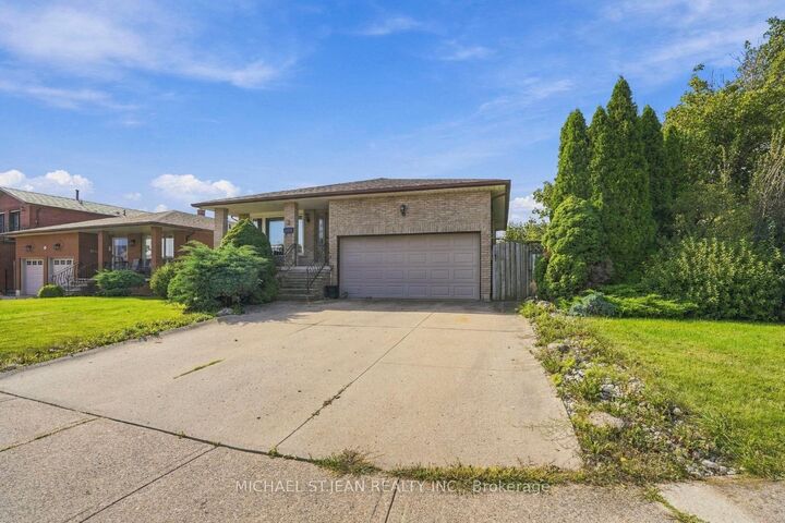 Property Photo:  2 Hearthside Crescent  ON L8E 4L6 