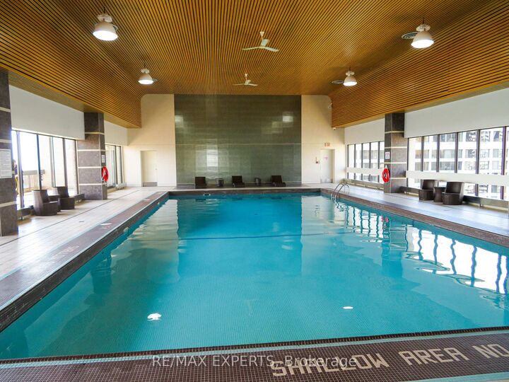 Property Photo:  33 Harbour Square 2233  ON M5J 2G2 
