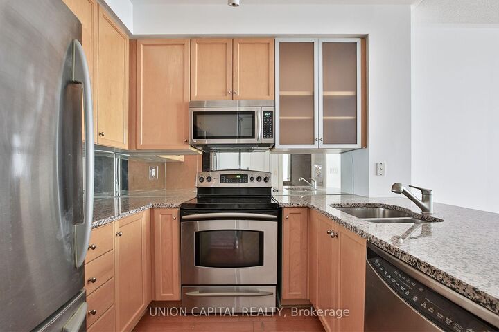 Property Photo:  18 Yorkville Avenue 1004  ON M4W 3Y8 