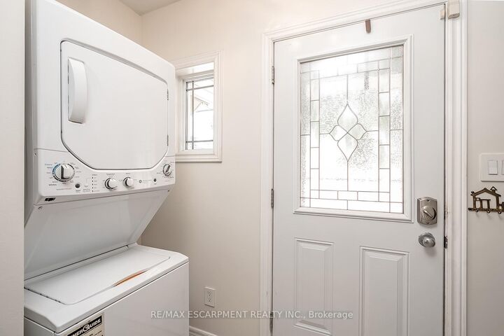 Property Photo:  65 Kenilworth Avenue S  ON L8K 2T1 