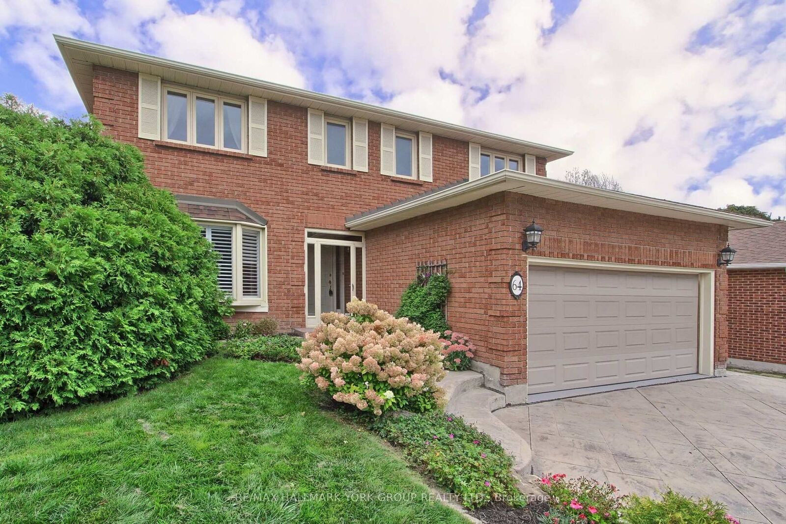 Property Photo:  64 Golf Links Drive  ON L4G 3V3 