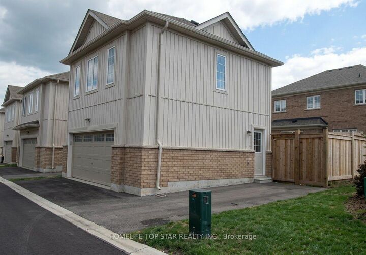 Property Photo:  29 Woodway Lane Coach House  ON L6B 0N4 