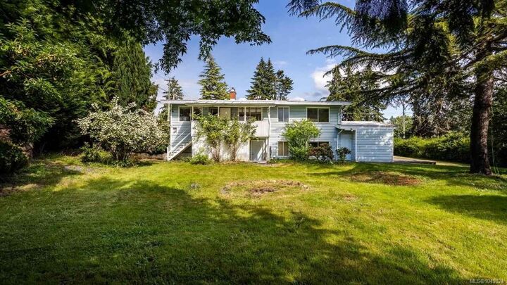 Property Photo:  489 Lenhart Ave  BC V9S 4X4 