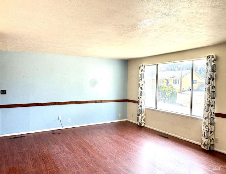 Property Photo:  1512 10th St S  ID 83651 