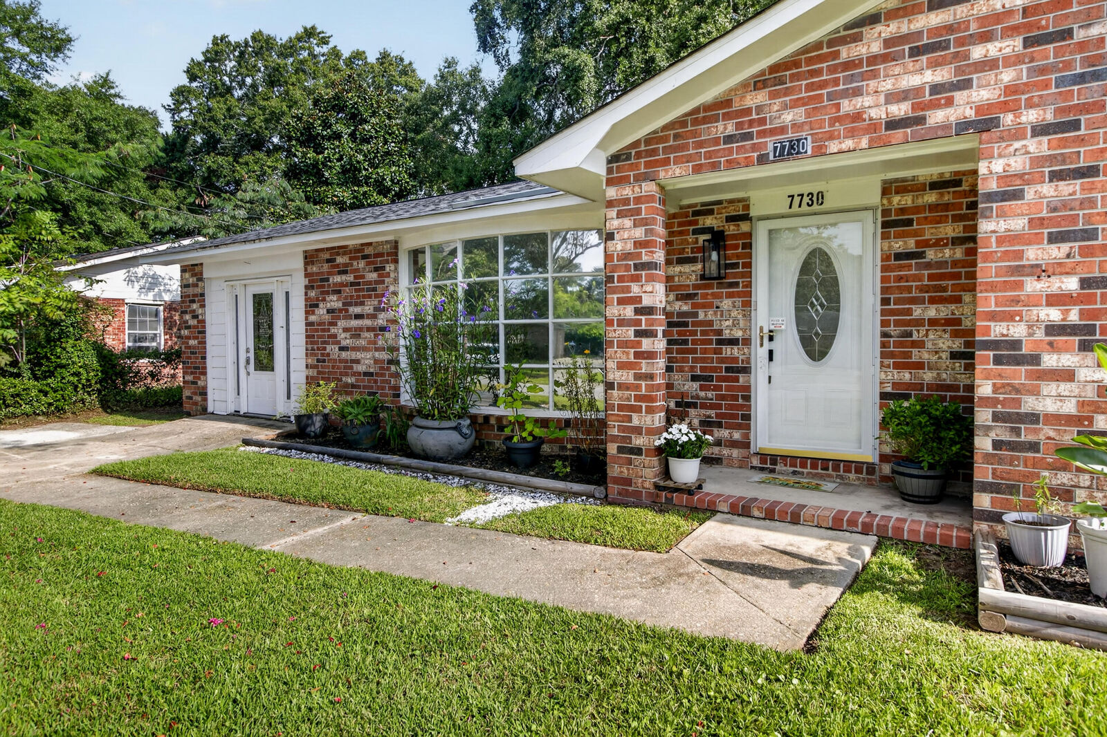 Property Photo: 7730 Ovaldale Drive SC 29418