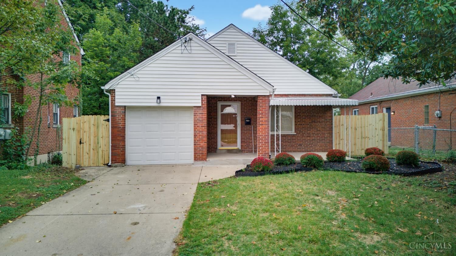 Property Photo: 2034 Sundale Ave OH 45239