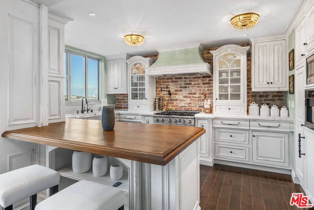 Property Photo: 17366 W Sunset Blvd, Unit 102 CA 90272