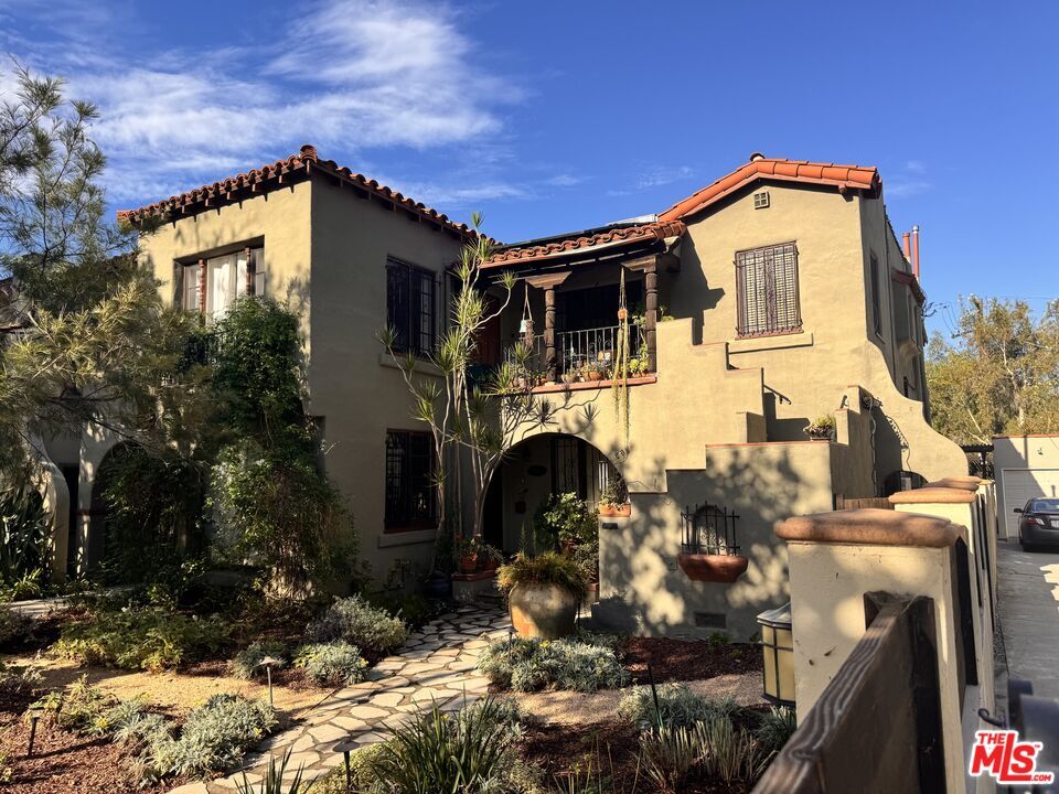 Property Photo: 815 N Harper Ave CA 90046