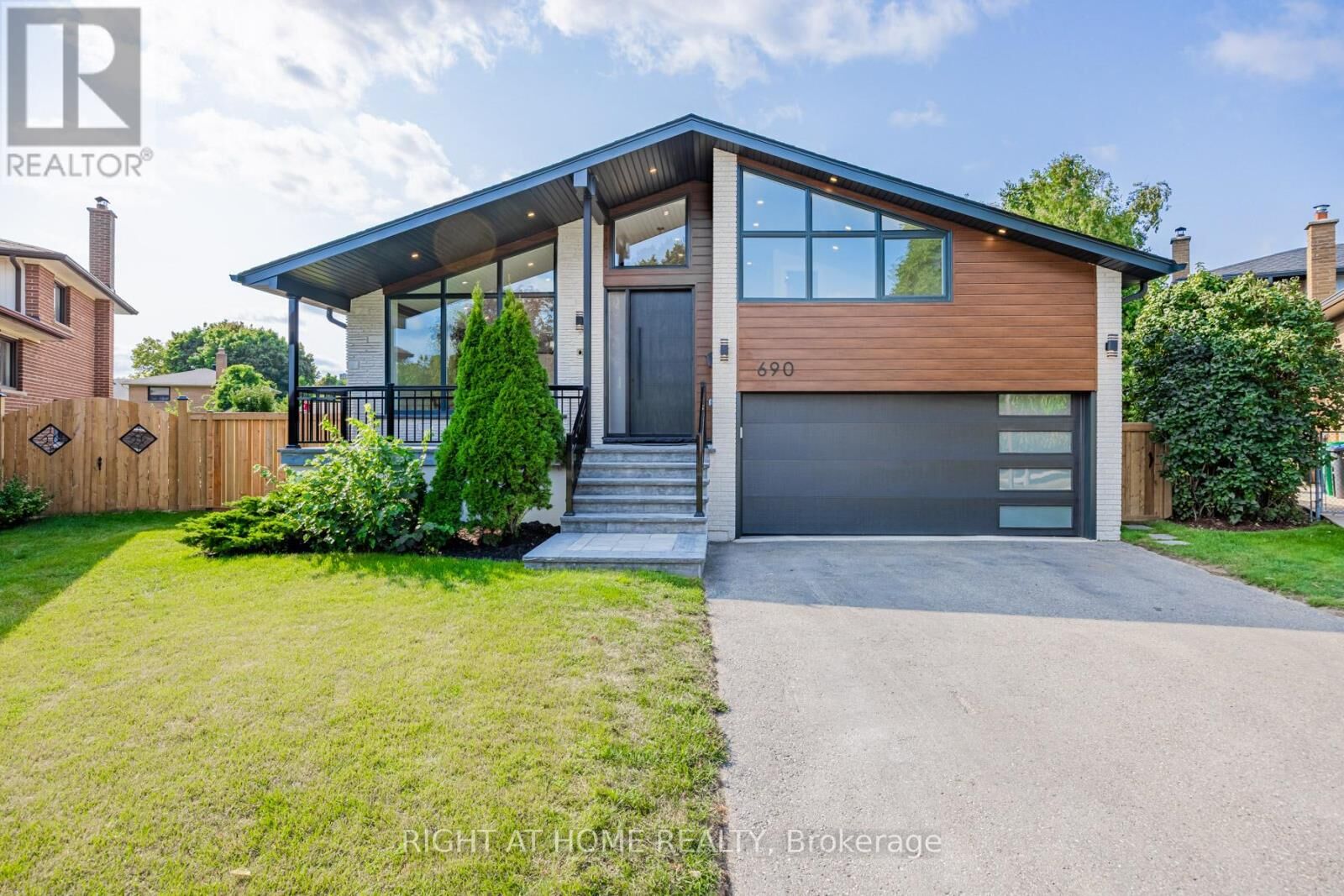 Property Photo: 690 Hillman Crescent ON L4Y 2H9