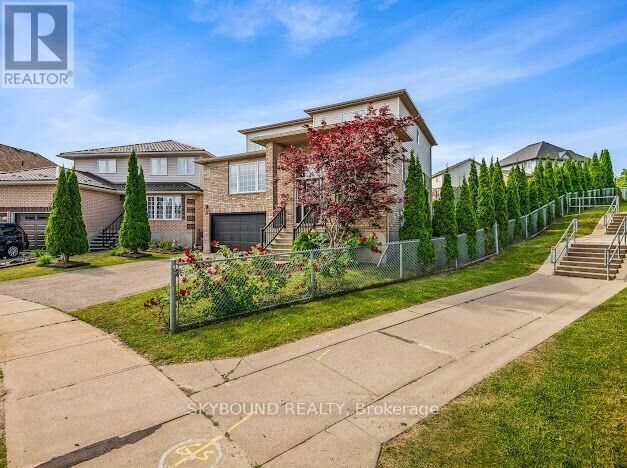 Property Photo:  29 Blue Lace Crescent  ON N2E 3W8 