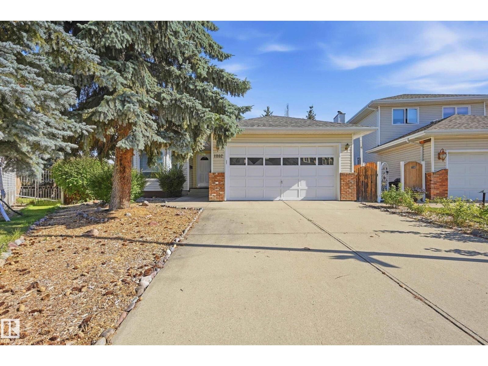 Property Photo: 11102 11A Av NW AB T6J 6R9