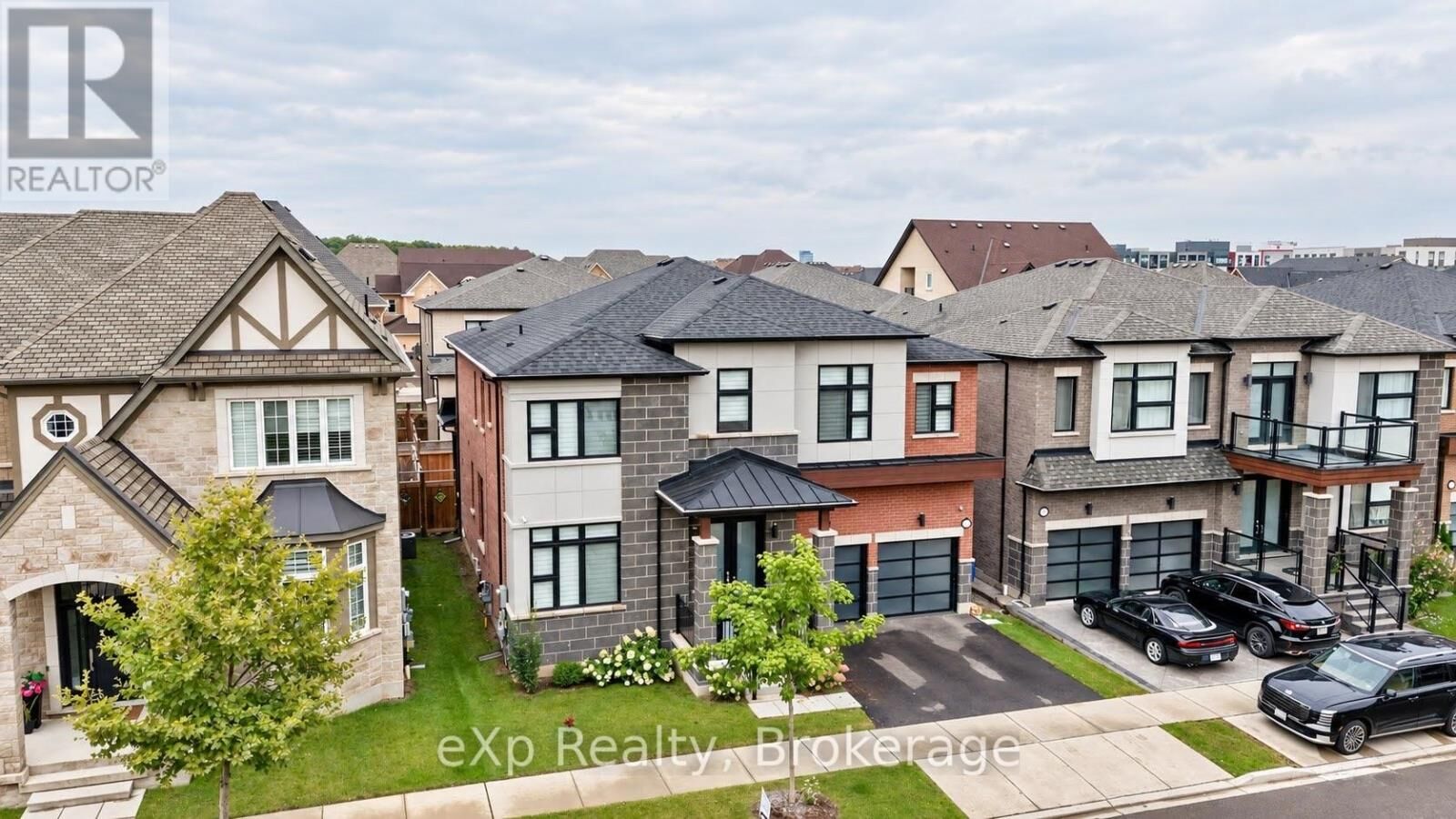 Property Photo: 3313 Sunningdale Gardens ON L6M 5K5