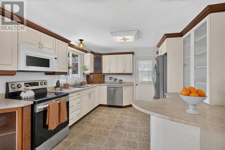 Property Photo:  58 Edgecliff Crescent  ON P3L 1H8 
