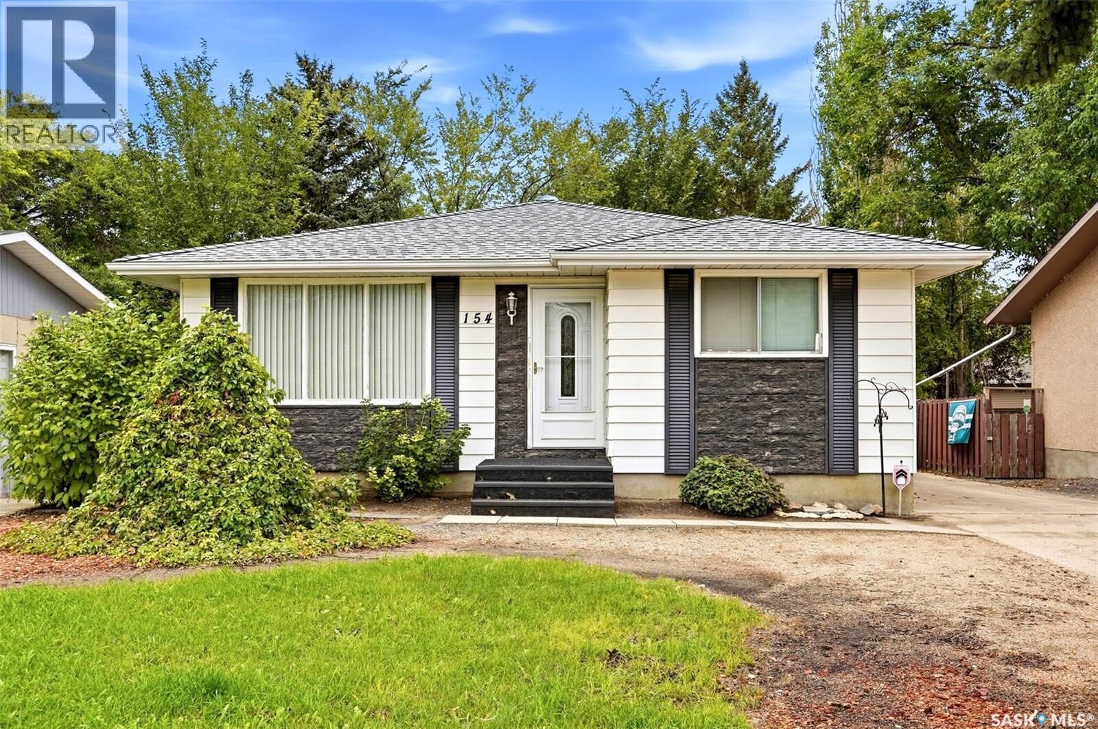 Property Photo:  154 Sangster Boulevard  SK S4R 6L5 