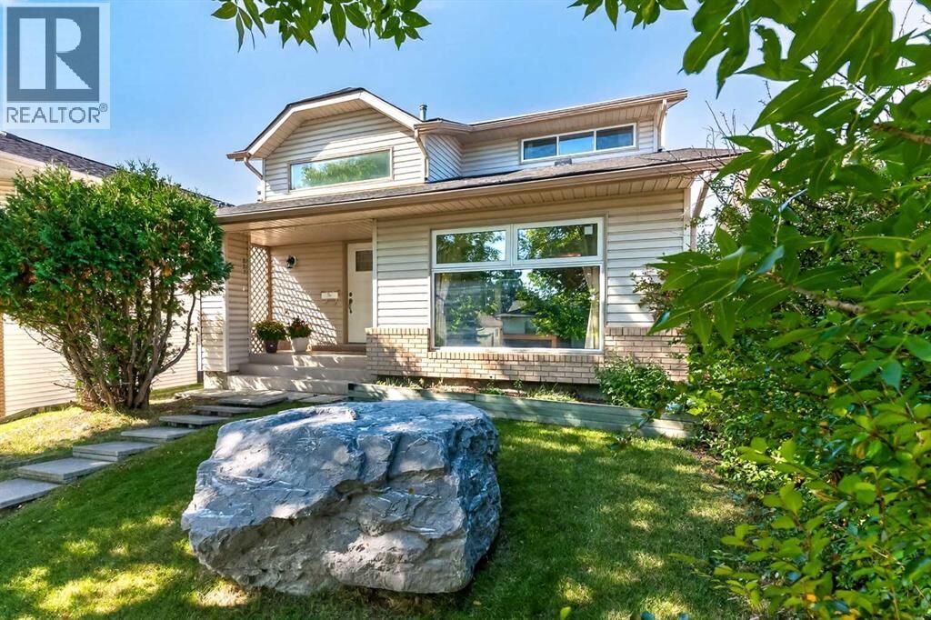 Property Photo:  7 Woodbrook Way Southwest  AB T2W 4J7 
