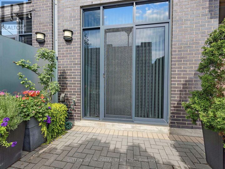 Property Photo: 27 Valhalla Inn Road 53 ON M9B 0B3
