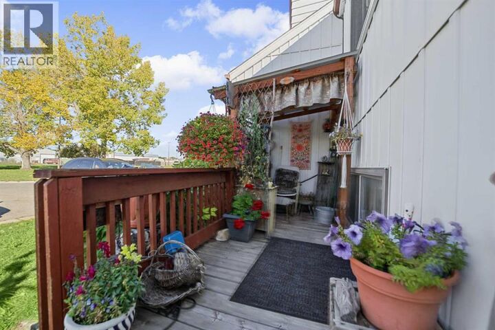 Property Photo:  16 Princess Petra Avenue  AB T0M 0W0 