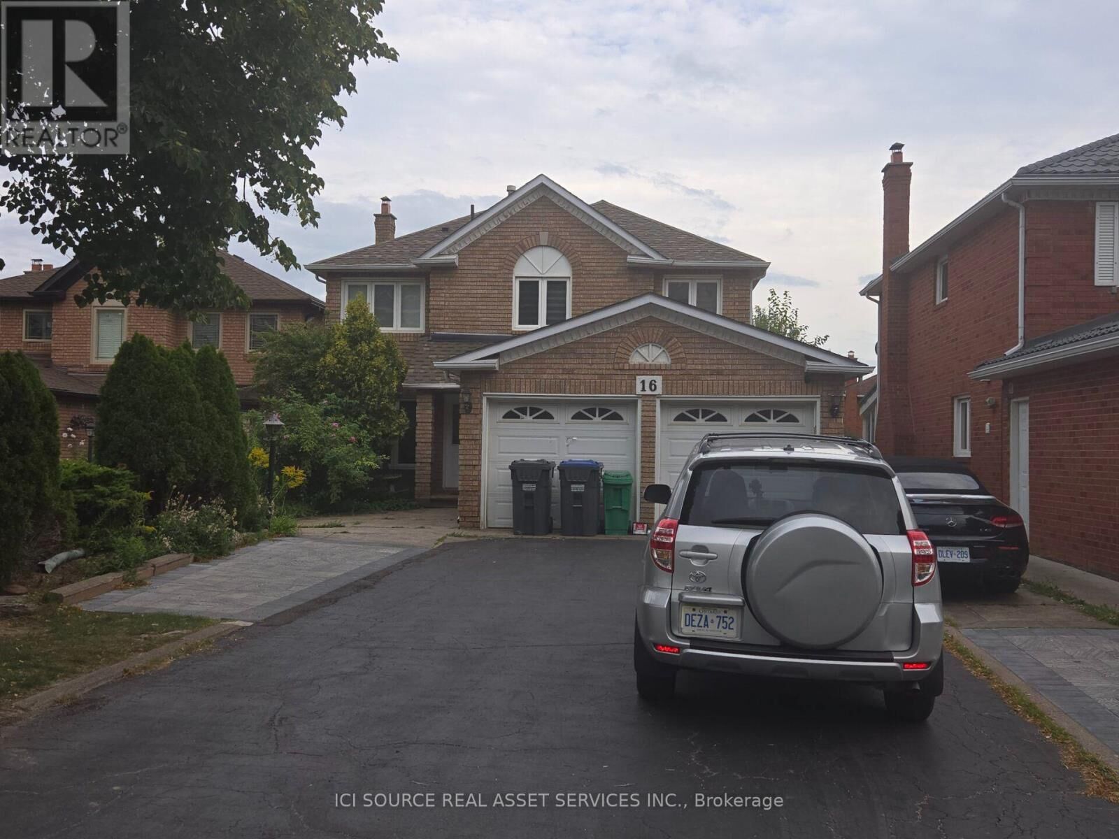 Property Photo:  16 Brownridge Court Main Fl  ON L6W 4L5 