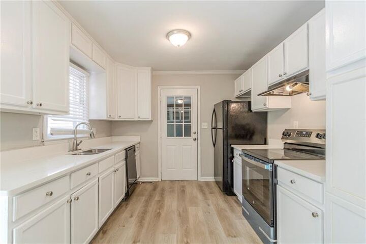 Property Photo: 927 Magna Carta Drive NW GA 30318