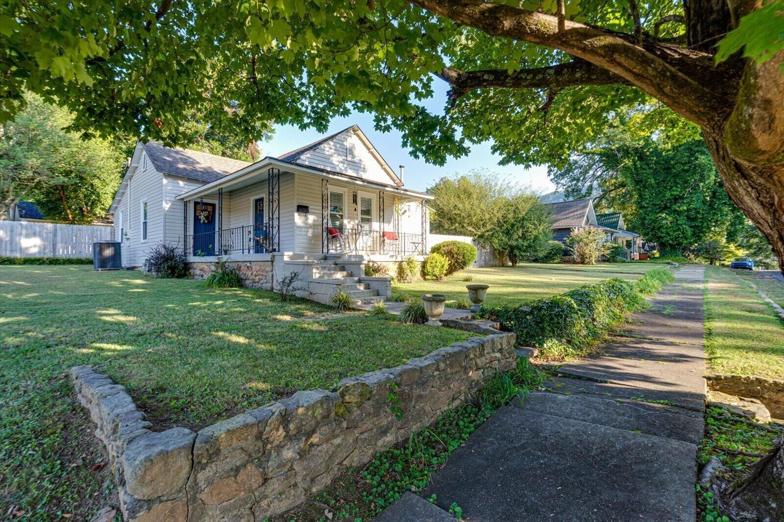 Property Photo:  318 Locust Avenue  TN 37380 