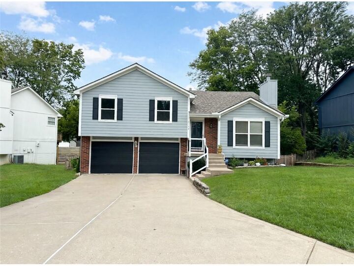 Property Photo: 2108 SW Sterling Drive MO 64081