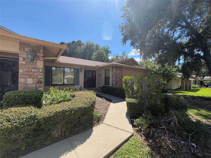 Property Photo:  862 Pinewood Terrace W  FL 34683 